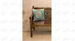 پرده دکوپیک کد 1-202 به همراه یک عدد کوسن-تصویر ک.سن در دکوراسیون منزل-روی صندلی چوبی